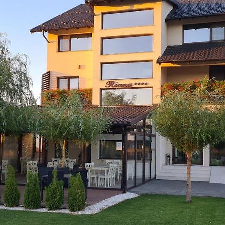 Riana Hotel Adjud ภายนอก รูปภาพ