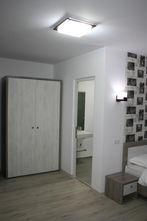 Riana Hotel Adjud ภายนอก รูปภาพ