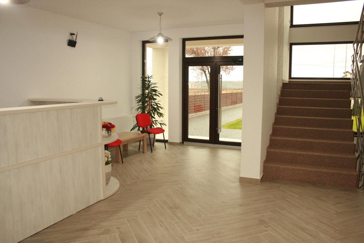 Riana Hotel Adjud ภายนอก รูปภาพ