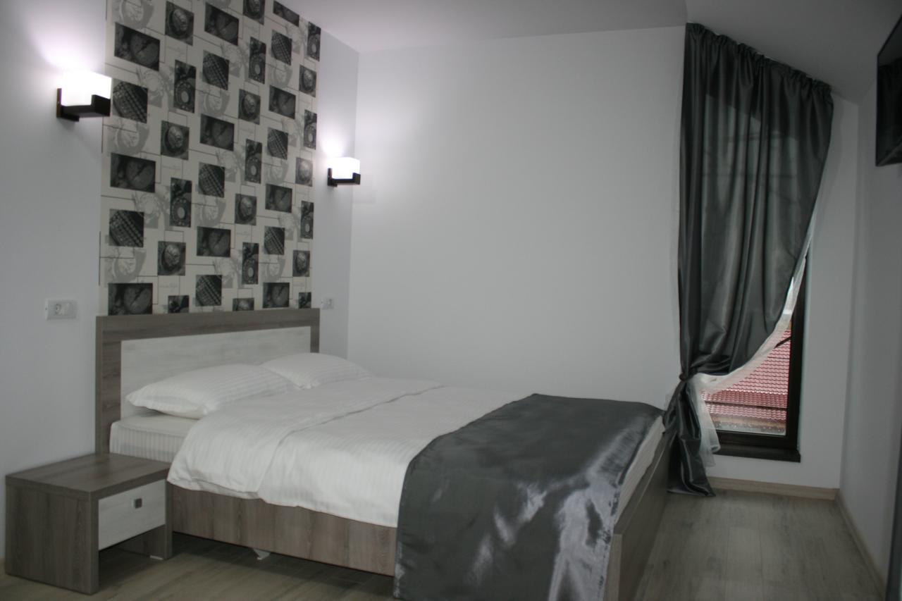Riana Hotel Adjud ภายนอก รูปภาพ
