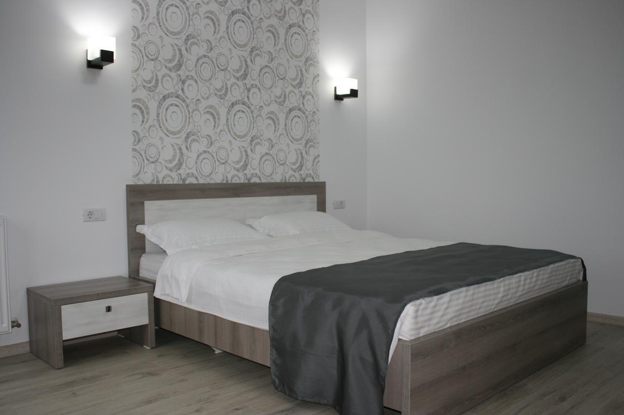 Riana Hotel Adjud ภายนอก รูปภาพ