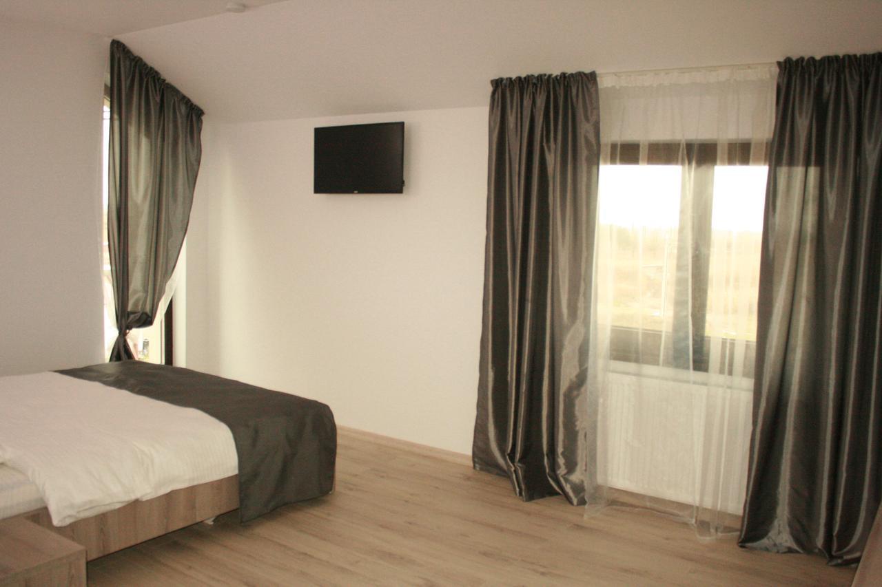 Riana Hotel Adjud ภายนอก รูปภาพ