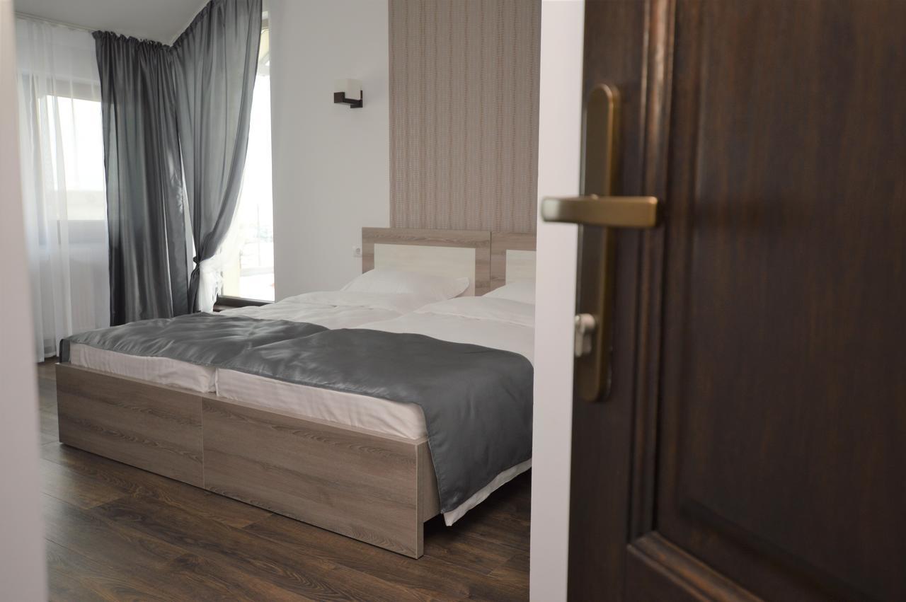 Riana Hotel Adjud ภายนอก รูปภาพ