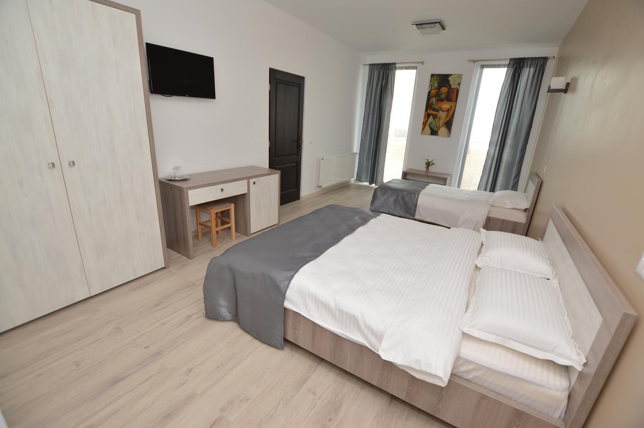 Riana Hotel Adjud ภายนอก รูปภาพ