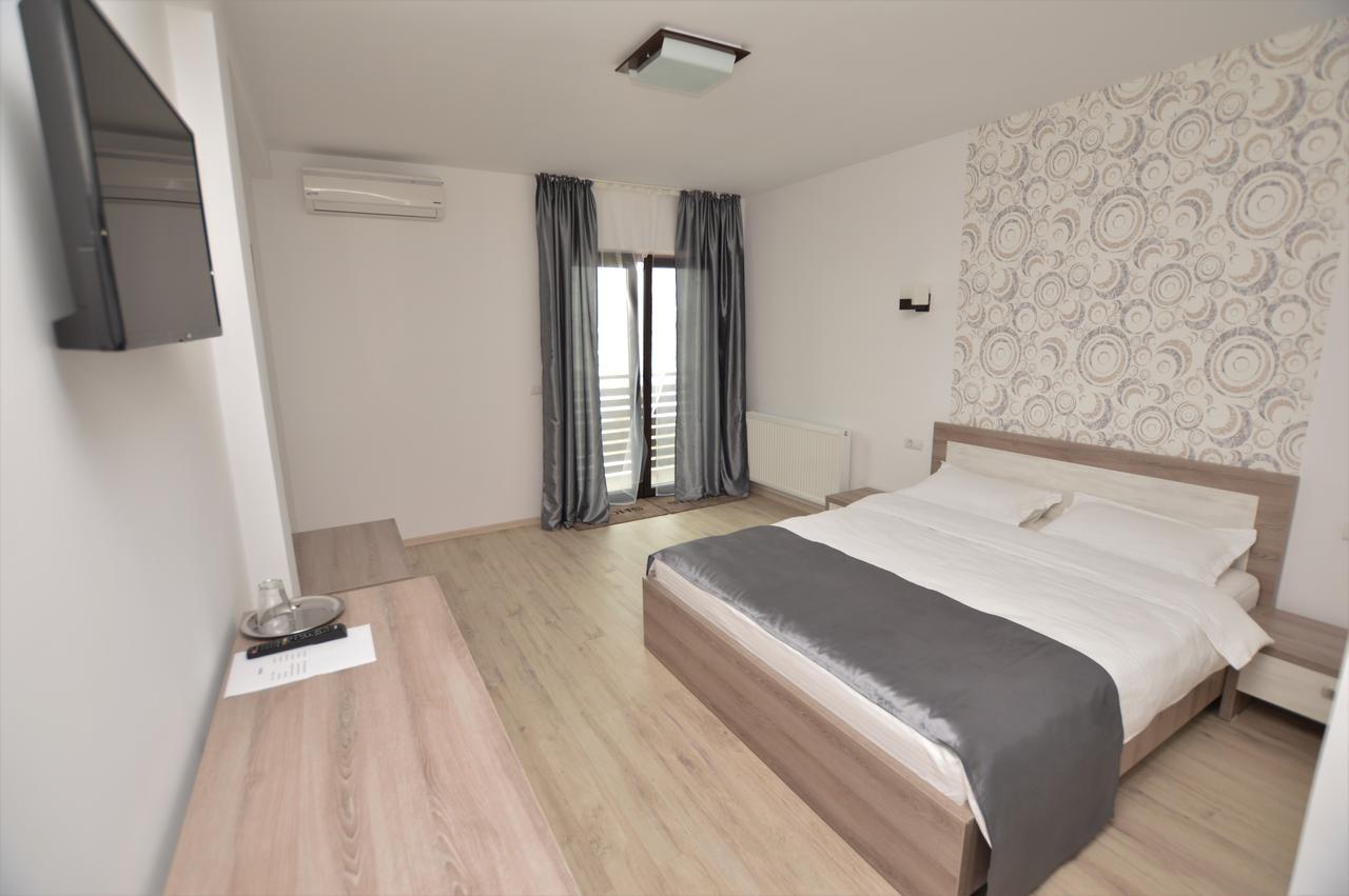 Riana Hotel Adjud ภายนอก รูปภาพ