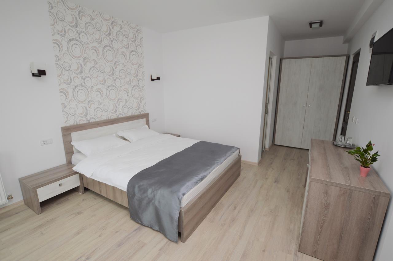 Riana Hotel Adjud ภายนอก รูปภาพ
