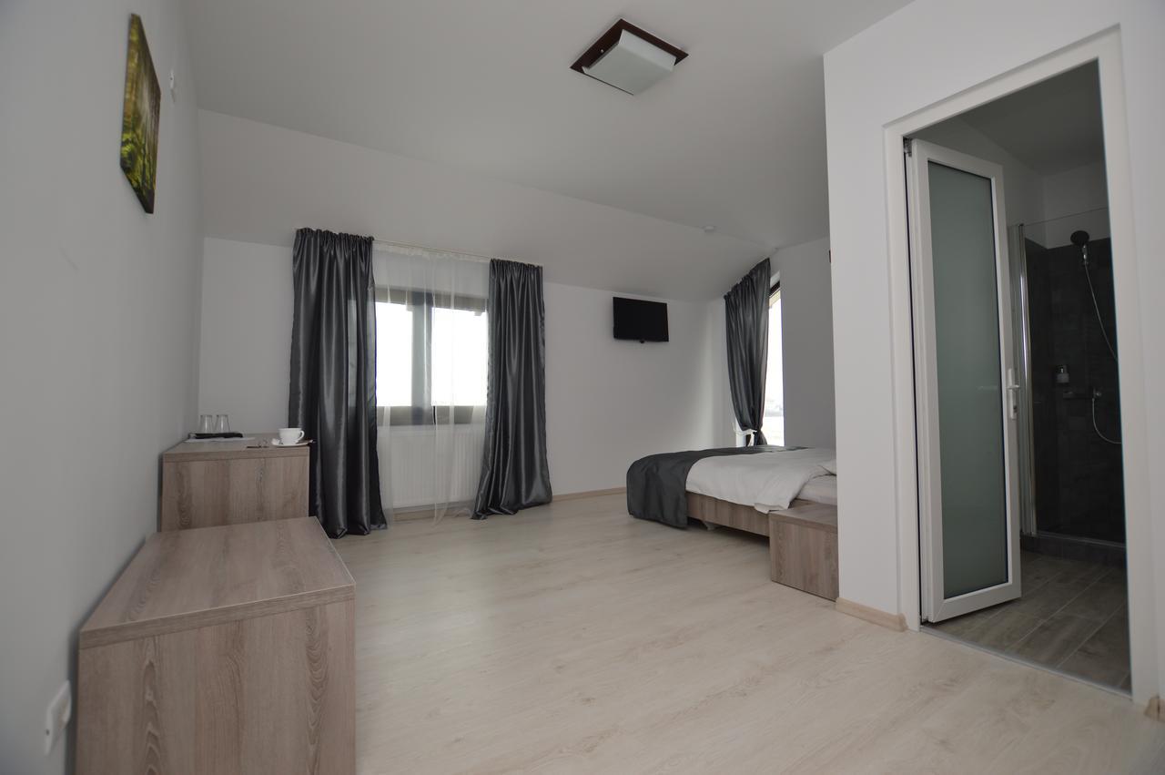 Riana Hotel Adjud ภายนอก รูปภาพ