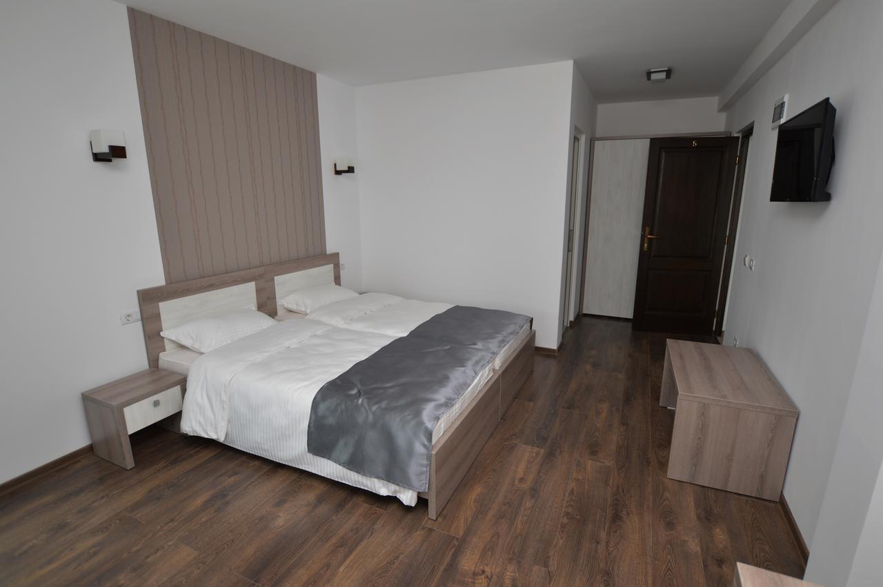 Riana Hotel Adjud ภายนอก รูปภาพ